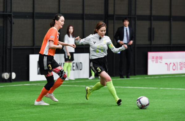 ▲FC 액셔니스타 이혜정이 FC 탑걸 채리나를 수비하고 있다.(사진제공=SBS)