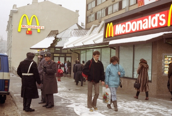 ▲1990년 1월 30일 모스크바 푸시킨광장에 연 모스크바 최초의 맥도날드 매장앞을 사람들이 지나가고 있다. 베를린 장벽이 무너진 지 두 달 만에 맥도날드는 모스크바 한복판에 문을 열었다. 그것은 소련에 진출한 최초의 미국 패스트푸드점이었다. AP연합뉴스
