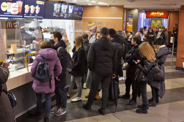 ▲러시아 페테르부르크의 맥도날드 매장 마지막 영업일인 13일 사람들이 햄버거를 사려 줄을 서 있다. AP연합뉴스
