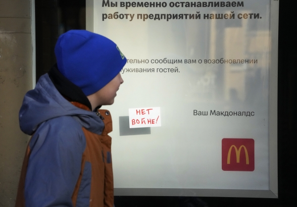 ▲러시아 상트페테르부르크에서 15일 한 소년이 문닫힌 맥도날드 매장 창문에 붙은 ‘전쟁금지’ 메모를 읽고 있다. AP연합뉴스
