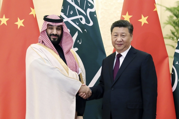 ▲무함마드 빈 살만(왼쪽) 사우디아라비아 왕세자가 2019년 2월 22일 베이징에서 시진핑 중국 국가주석과 악수하고 있다. 베이징/신화뉴시스
