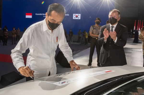 ▲조코 위도도(왼쪽) 인도네시아 대통령이 지난 3월 16일 정의선 현대차그룹 회장의 축하를 받으며 인도네시아에서 생산한 아이오닉5 차량에 서명을 하고 있다. (사진제공=현대차)