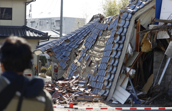 ▲2022년 3월 17일 목요일 밤 일본 후쿠시마현 구니미시에서 지진이 발생한 후 파손된 가옥이 보인다. AP연합뉴스
