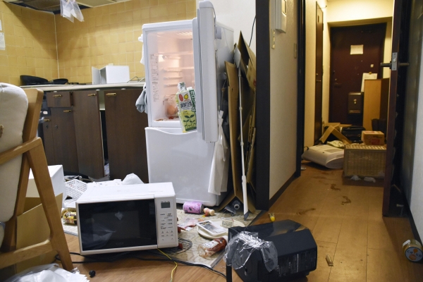 ▲3.17 후쿠시마 지진으로 엉망이 된 한 아파트 모습. AP뉴시스
