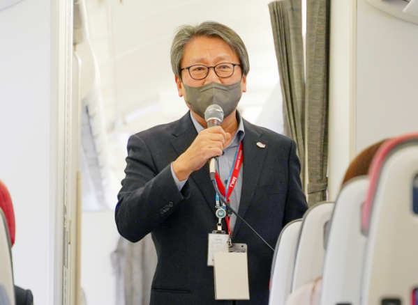 ▲정홍근 티웨이항공 대표가 17일 서울 강서구 김포국제공항 주기장에 자리한 A330-300 기내에서 발언하고 있다.  (사진제공=티웨이항공)