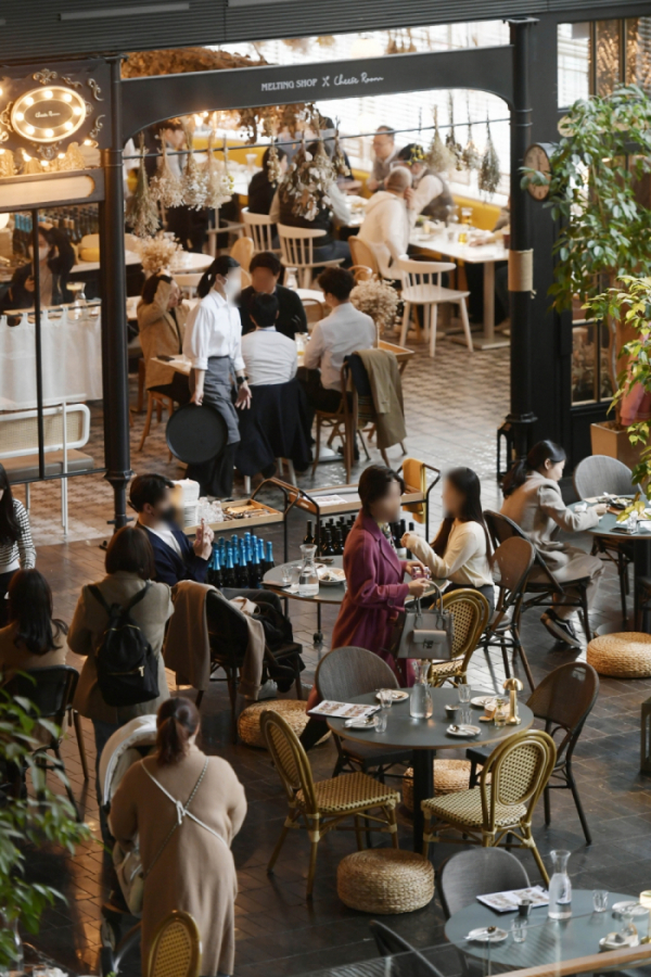 ▲정부가 새로운 거리두기 방침을 발표한 18일 서울 시내의 한 식당에서 시민들이 점심식사를 하고 있다. 정부 방침에 따르면 오는 21일부터 내달 3일까지 2주간 사적모임 인원을 6인에서 8인으로 확대하고 오후 11시까지인 식당 등 다중이용시설 영업시간 제한은 그대로 유지한다.(이투데이DB)