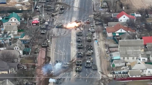 ▲우크라이나 브로바리 거리 위 러시아군 탱크들이 공격을 받았다. 브로바리/로이터연합뉴스
