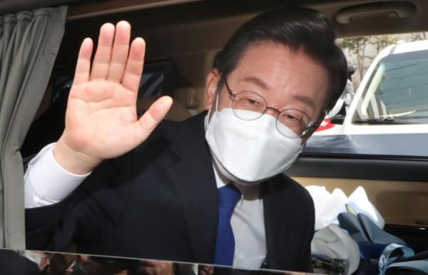 ▲대선에서 패배한 더불어민주당 이재명 후보가 서울 여의도 중앙당사에서 열린 선대위 해단식에 참석한 뒤 당사를 떠나고 있다. 조현호 기자 hyunho@ (이투데이DB)