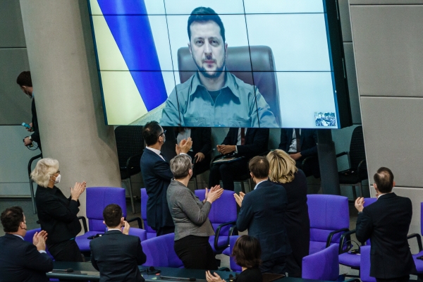 ▲볼로디미르 젤렌스키 우크라이나 대통령이 17일 독일 의회에서 화상 연설하자 의원들이 기립박수를 치고 있다. 베를린/EPA연합뉴스 
