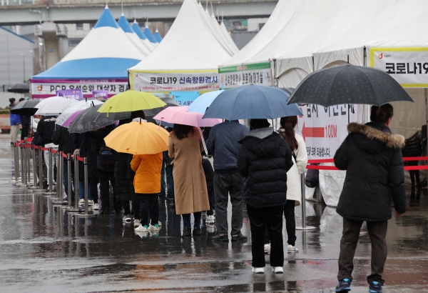 ▲(연합뉴스) 19일 비가 내리는 가운데 서울 중구 서울역 임시 선별검사소에서 우산을 쓴 시민들이 검사를 기다리고 있다.
