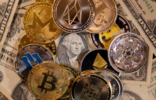 ▲비트코인 등 각종 가상자산을 상징하는 동전들이 미국 달러 지폐 위에 놓여져 있다. 로이터연합뉴스
