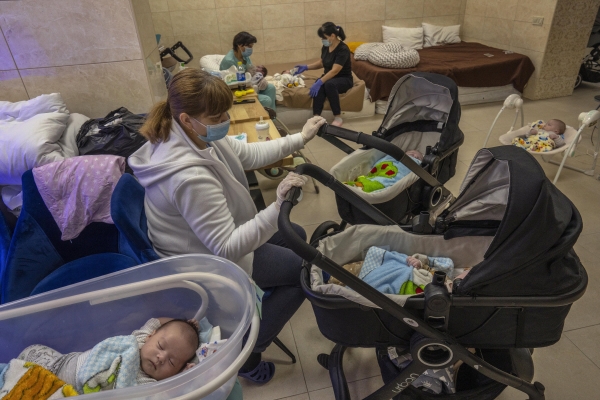 ▲우크라이나 수도 키이우(키예프)에서 19일(현지시간) 보모들이 대리모가 낳은 아기 19명을 돌보고 있다. 러시아의 침공으로 외국에 있는 이들 아기들의 부모는 우크라이나로 입국하지 못하고 있다. 키이우/AP연합뉴스
