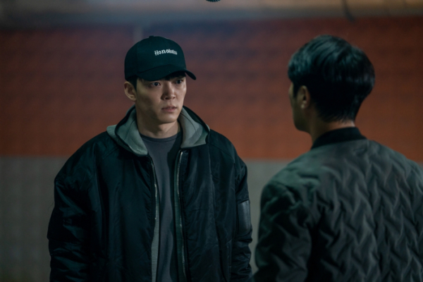 ▲'우월한 하루' 파리빌 직원 만난 이호철(진구)(사진제공=OCN)