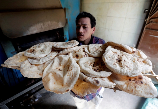 ▲이집트 카이로에서 1일 한 제빵사가 빵을 나르고 있다. 카이로/로이터연합뉴스

