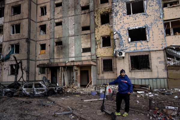 ▲우크라이나 키이우에서 20일(현지시간) 한 시민이 폭격 맞은 거주지를 살피고 있다. 키이우/AP뉴시스

