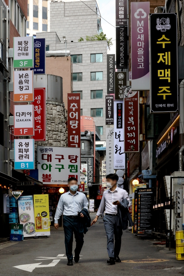 ▲(뉴시스) 서울 중구 북창동 먹자골목에 음식점 간판들이 보이고 있다.
