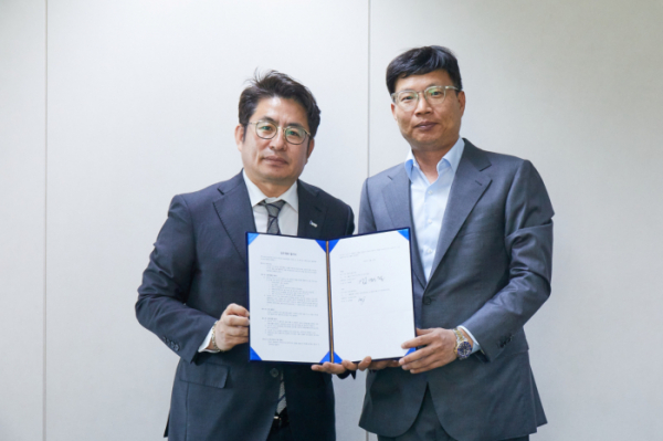 ▲박종진 IHQ 총괄사장(왼쪽), 송재룡 트레져헌터 대표(사진제공=IHQ)