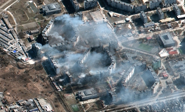 ▲(뉴시스) 막사 테크놀로지가 제공한 위성사진에 21일(현지시각) 우크라이나 마리우폴의 한 아파트 단지가 러시아 공격으로 불타고 있다.
