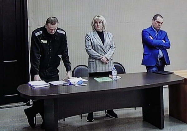 ▲러시아 야권 지도자 알렉세이 나발니(왼쪽)와 그의 변호사들이 22일(현지시간) 모스크바 인근 IK-2 교도소에서 재판을 받고 있다. 모스크바/EPA연합뉴스 
