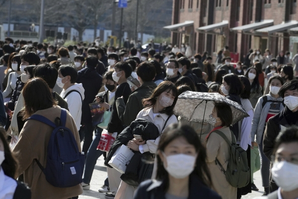 ▲일본 도쿄에서 지난달 21일 시민들이 마스크를 쓴 채 걸어다니고 있다. 도쿄/AP뉴시스
