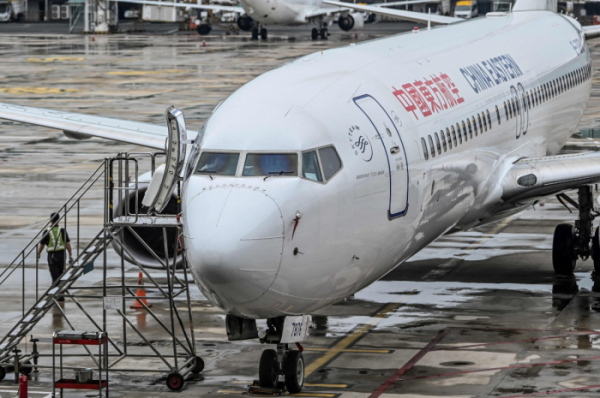 ▲중국동방항공 소속 B737-800 여객기가 중국우한국제공항에 계류 중이다.  (연합뉴스)