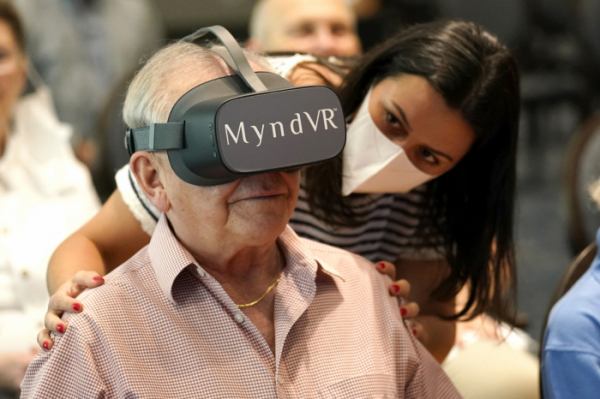 ▲지난해 6월 미국 플로리다주 폼파노비치에서 가상현실(VR) 연구에 참여한 노인 참가자가 VR 기기를 착용하고 있다. 폼파노비치/AP뉴시스