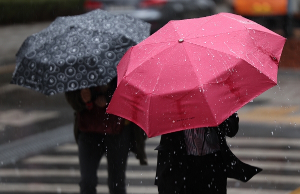 ▲비가 내린 14일 오후 우산을 쓴 시민들이 서울 종로구의 거리를 지나고 있다. (연합뉴스)
