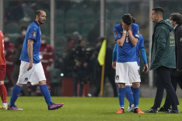 ▲이탈리아가 2022 카타르 월드컵 본선 진출에 실패하자 조르지뉴가 얼굴을 감싸고 있다.  (AP/연합뉴스)