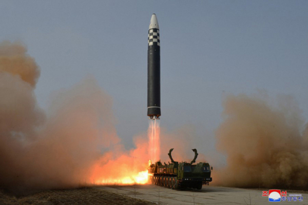 ▲북한이 전날 김정은 국무위원장의 지도 아래 신형 대륙간탄도미사일(ICBM) '화성-17형' 시험발사를 단행했다고 조선중앙통신이 25일 보도했다. 