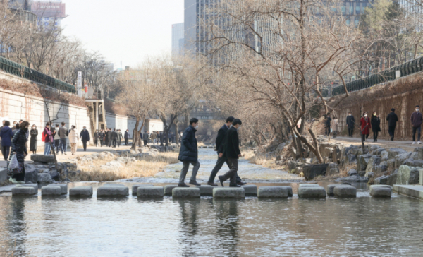 ▲서울 청계천에서 시민들이 산책로를 걷고 있다. (연합뉴스)