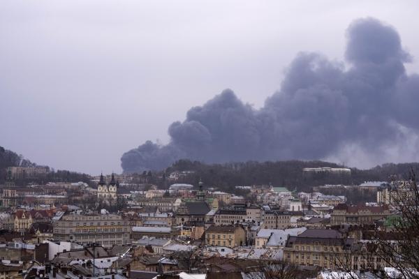 ▲우크라이나 르비우에서 26일 러시아 로켓 공격에 연기가 치솟고 있다. 르비우/AP뉴시스
