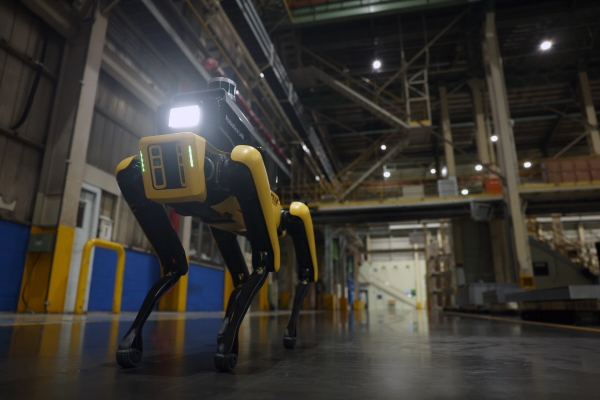 ▲현대차그룹이 지난해 9월 기아 광명사업장에서 시범 운영을 시작한 공장 안전 서비스 로봇의 모습.
 (사진제공=현대차그룹)
