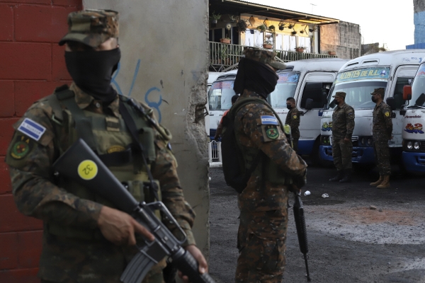 ▲엘살바도르 산살바도르의 버스 정류장에서 14일 군인이 경계근무를 서고 있다. 산살바도르/AP뉴시스
