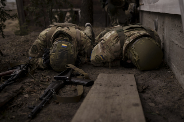 ▲우크라이나 군인들이 13일(현지시간) 우크라이나 키이우 외곽 이르핀시에서 포격을 피하기 위해 엎드려 있다. 이르핀/AP뉴시스