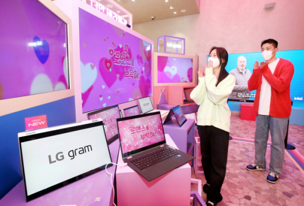 ▲LG전자가 LG 그램 신제품 출시를 기념해 다음 달 1일까지 강남역 인근에서 체험 부스를 운영한다.  (사진제공=LG전자)