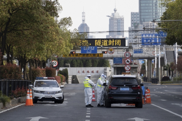 ▲중국 상하이에서 지난달 28일 경찰들이 도로를 봉쇄하고 차량 출입을 막고 있다. 상하이/AP뉴시스
