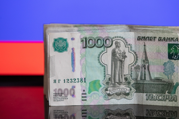 ▲러시아 국기를 배경으로 루블 지폐가 보인다. 모스크바/신화뉴시스
