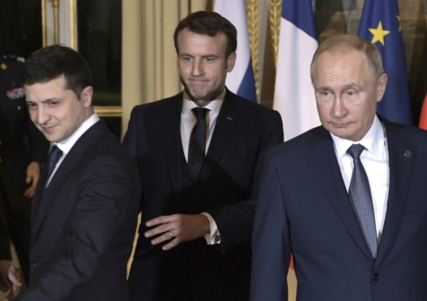 ▲에마뉘엘 마크롱 프랑스 대통령(가운데), 블라디미르 푸틴 러시아 대통령(오른쪽), 볼로디미르 젤렌스키 우크라이나 대통령(왼쪽)이 지난 2019년 12월 9일(현지시간) 프랑스 파리의 엘리제궁에 실무회의를 위해 만난 모습. 파리/AP뉴시스