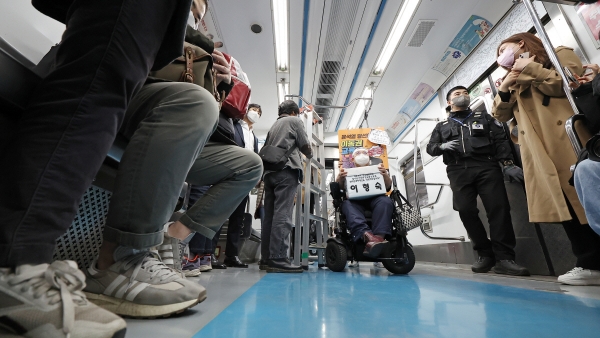 ▲ 전국장애인차별철폐연대의 지하철 시위 모습
 (연합뉴스)