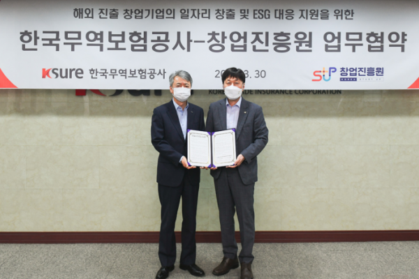 ▲이인호 한국무역보험공사 사장(왼쪽)이 30일 서울시 종로구 소재 한국무역보험공사 본사에서 김용문 창업진흥원장(오른쪽)과 업무협약 체결 후 기념 촬영을 하고 있다. (사진제공=한국무역보험공사)