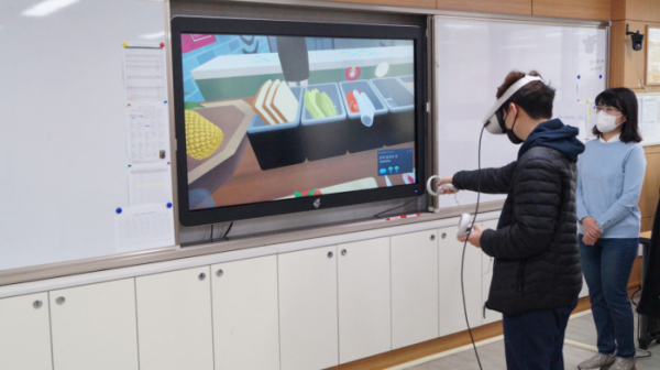 ▲포항 명도학교 학생이 VR 직업훈련을 체험하고 있다.  (사진제공=포스코)