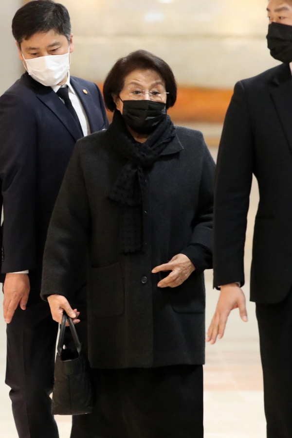 ▲(뉴시스) 전직 대통령 전두환 씨 부인 이순자 씨가 지난해 11월 24일 서울 서대문구 세브란스병원 신촌장례식장에 마련된 빈소로 향하고 있다.
