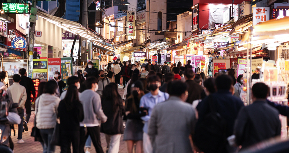 ▲지난달 31일 오후 서울 마포구 홍대앞 젊음의 거리가 저녁 시간을 즐기려는 시민들로 북적이고 있다. (연합뉴스)
