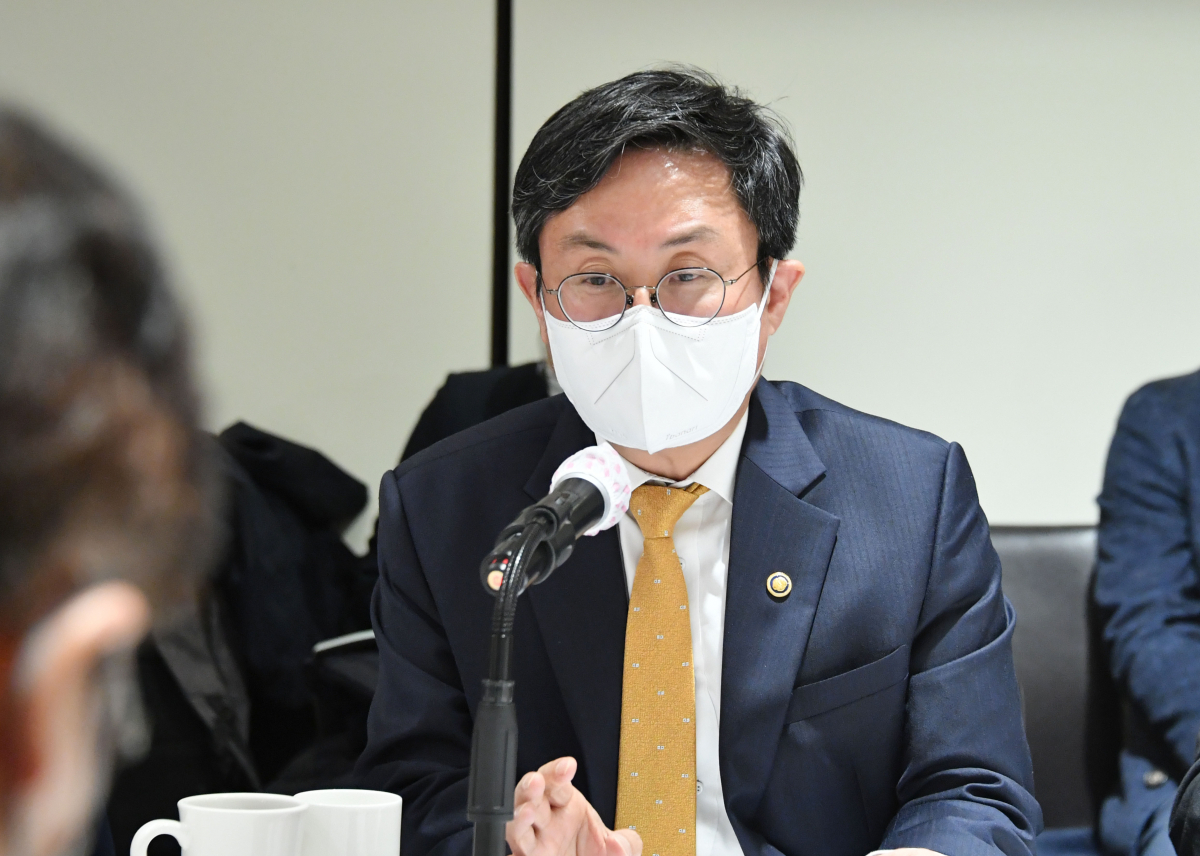 ▲안도걸 기획재정부 차관이 4월 1일 서울 중구 소재 달개비에서 열린 '제11회 재정운용전략위원회'를 주재, 모두발언을 하고 있다. (사진제공=기획재정부)