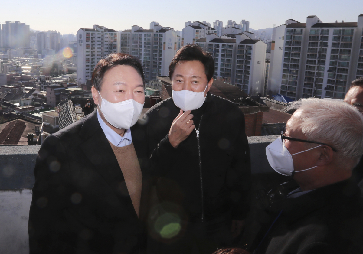 ▲오세훈 서울시장이 지난해 12월 국민의힘 윤석열 대통령 당선인(당시 후보)과 함께 서울 강북구 미아동 미아 4-1 주택 재건축 정비구역을 찾았다. (국회사진기자단)