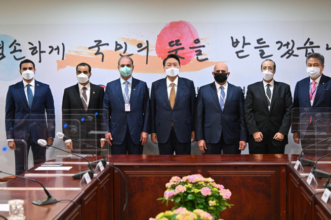 ▲윤석열 대통령 당선인이 1일 오후 주한 걸프협력회의(GCC) 5개국 대사단과 접견하고 기념촬영을 하고 있다. (윤석열 당선인 대변인실)