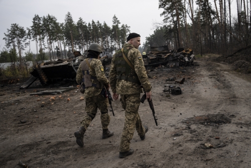 ▲우크라이나 병사들이 버려진 러시아군 탱크 옆을 지나고 있다. 키이우/AP연합뉴스
