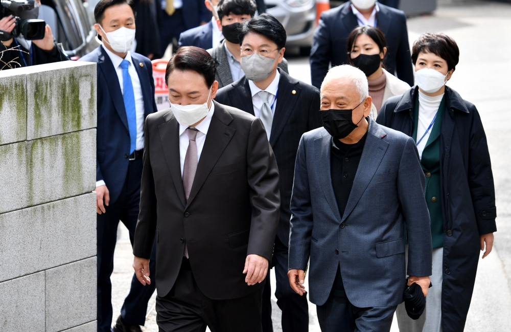 ▲윤석열 대통령 당선인이 17일 점심식사를 위해 김한길 국민통합위원회 위원장, 장제원 당선인 비서실장, 김은혜 대변인과 함께 서울 종로구 통의동 당선인 집무실에서 식당으로 향하고 있다. 신태현 기자 holjjak@ (이투데이DB)