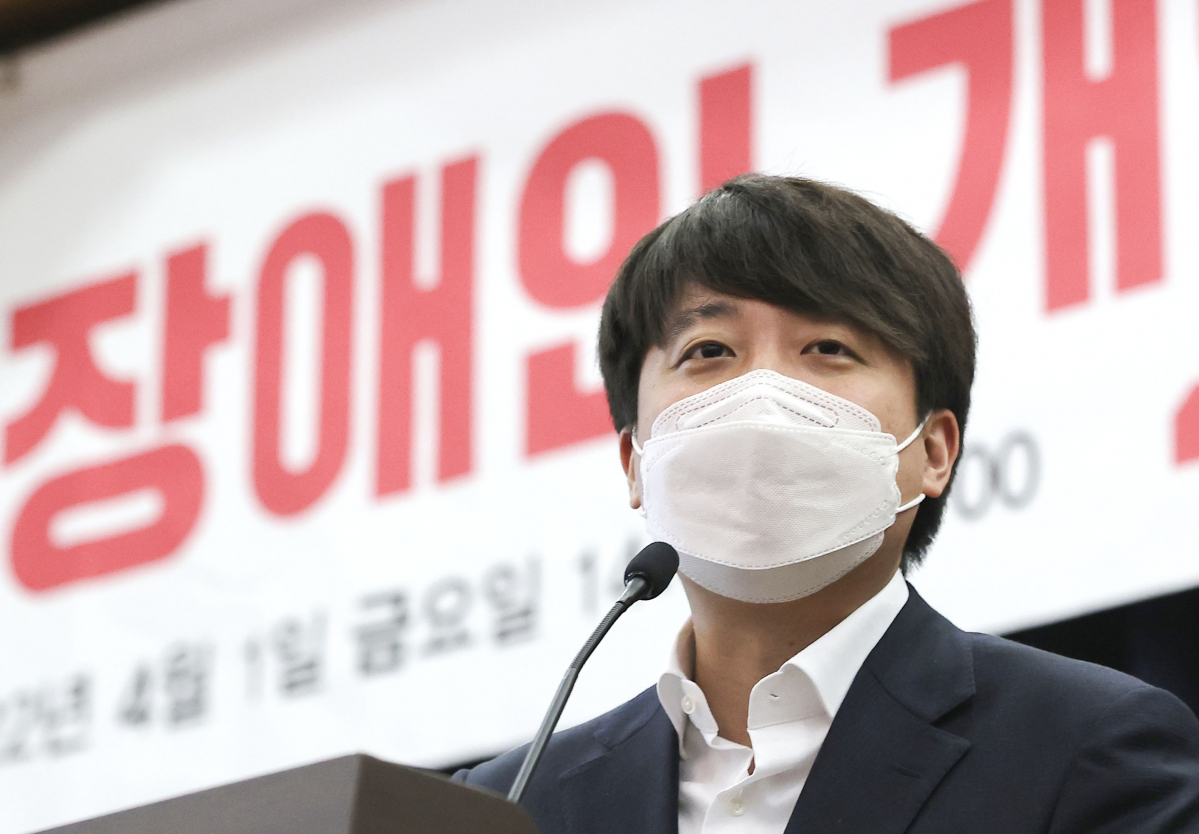 ▲이준석 국민의힘 대표가 1일 서울 여의도 국회의원회관에서 열린 이종성 의원실 주최 ‘장애인 개인예산제 도입 방안과 과제' 토론회에서 축사하고 있다. (공동취재사진)