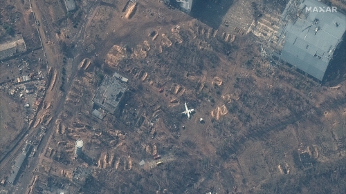 ▲우크라이나 수도 키이우에서 북서쪽으로 28km 떨어진 호스토멜의 안토노프공항에서 러시아군의 모습이 보이지 않는다. 호스토멜/로이터연합뉴스 
